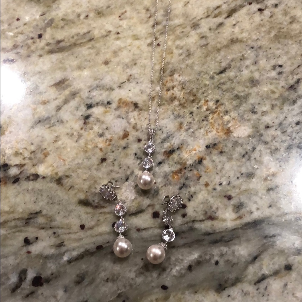 Pearl and silver necklace set